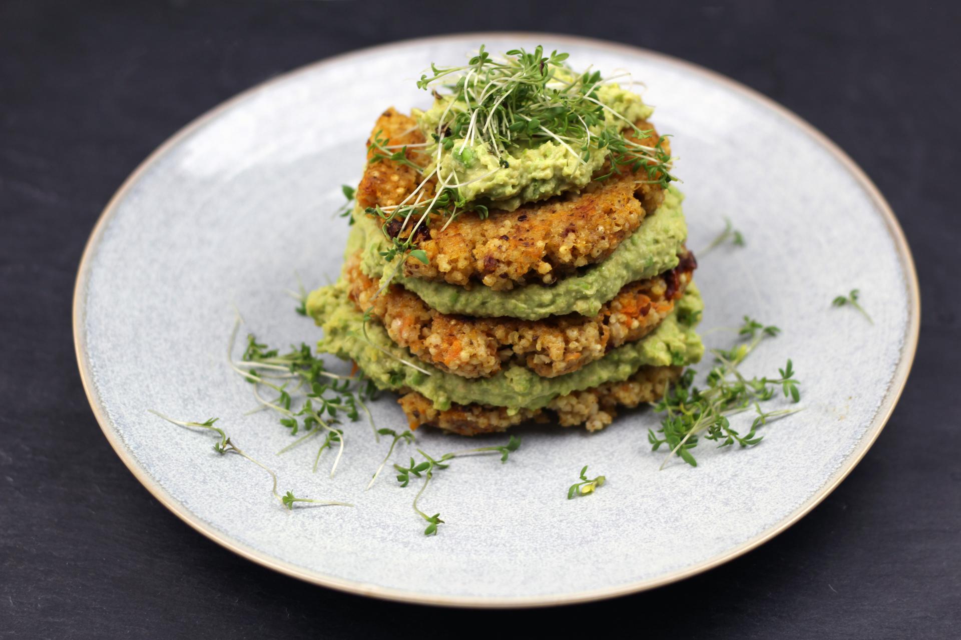 Hirse Laibchen mit Erbsen Hummus (vegan)